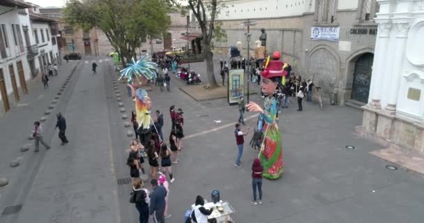 Controleren de reus marionetten ze maakten van de praktijk van de Cuenca, Ecuador - 20180921 - middelbare scholieren. — Stockvideo