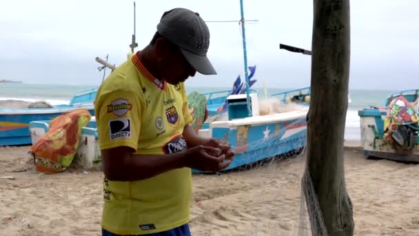 San Pedro, Equador - 20180915 - Homem costura rede que ele anexou ao Polo . — Vídeo de Stock