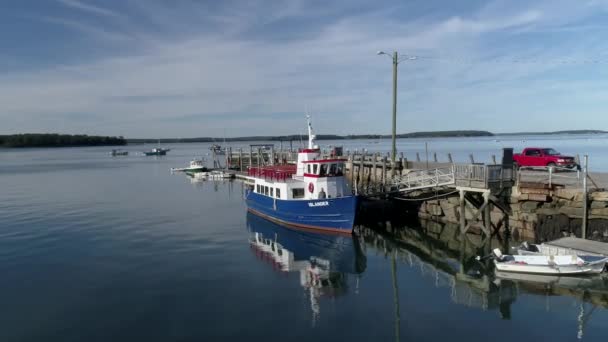 Chebeague Island, Maine - 20181006 - Drone Aereo - Vola verso poppa del traghetto al molo . — Video Stock