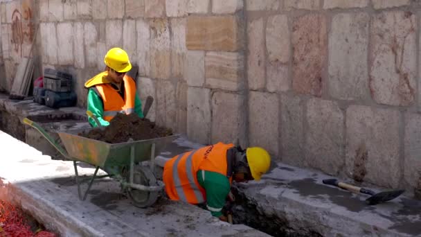 Cuenca Equador 20180920 Workman Digs Trench Enquanto Segundo Trabalhador Relógios — Vídeo de Stock