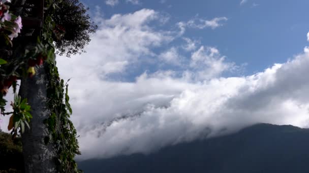Banos, ecuador - 20180924 - mann reitet casa de arbol schaukel über abgrund gegen wolken. — Stockvideo