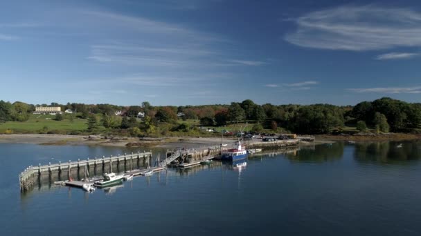 Chebeague Island, Maine - 20181006 - luchtfoto Drone - vlieg richting en naar de veerboot bij Dock. — Stockvideo
