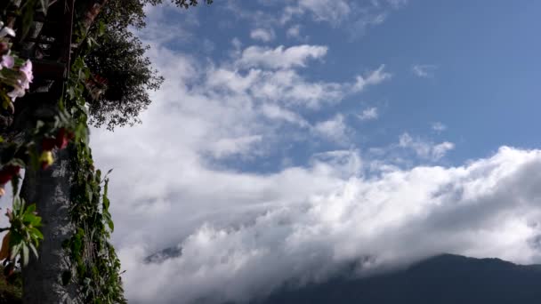 Banos, Ecuador - 20180924 - Man gooit wapens breed op Casa de Arbol Swing Over Abyss tegen wolken. — Stockvideo