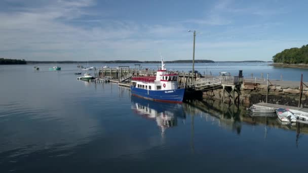 Isla Chebeague, Maine - 20181006 - Avión no tripulado - Volar hacia el ferry en el muelle con reflexión . — Vídeo de stock