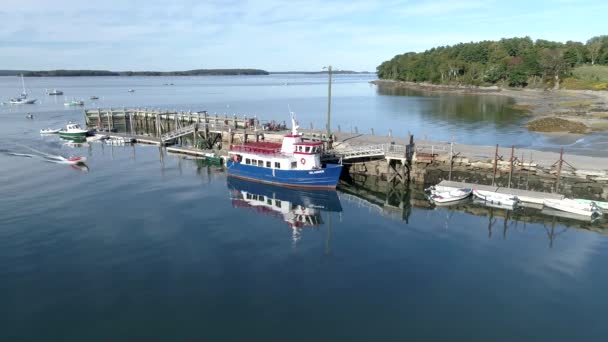 Chebeague Island, Maine - 20181006 - Drone aeriene - Skiff trage în fața feribotului la docuri . — Videoclip de stoc