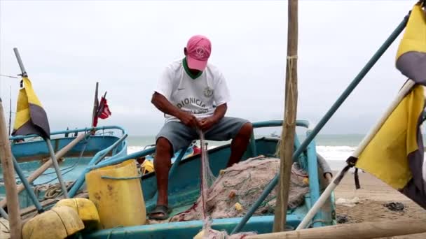 San Pedro, Ecuador - 20180915 -  Man Repairs Net While Sitting In Boat. — Stock Video