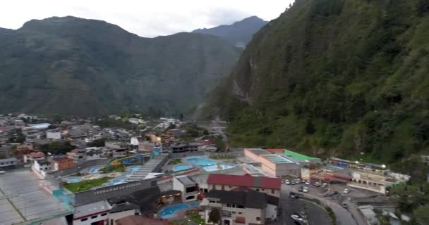 Banos, ecuador - 20180925 - Drohne dreht 360 Runden um Banos, beginnend am Wasserfall casacada de la virgen. — Stockvideo