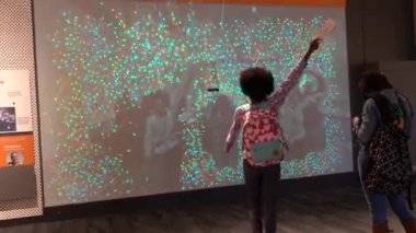 Boston, Massachusetts - 20181023 - Museum of Science - etkileşimli görüntüleme açık kızlar dans - ses ile.