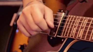 Boston, Massachusetts - 20181025 - adam gösterir parmak iş gitar fantezi.