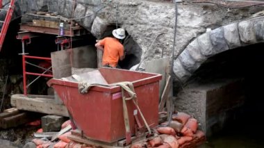 Middlebury, Vermont - 20181010 - İnşaat ekibi kullanır yatay Jackhammer uzak Köprüsü Carve için.
