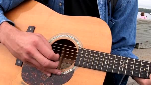 Chebeague Island, Maine - 20181007 - Closeup de mão dedilhando violão. — Vídeo de Stock