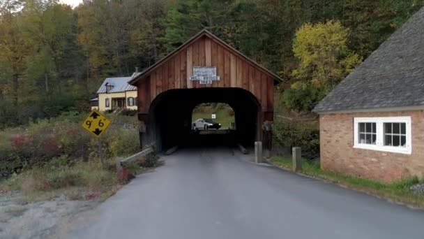 Tunbridge, Vermont - 20181009 - luchtfoto Drone - auto rijdt via molen overdekte brug gebouwd in 1883. — Stockvideo