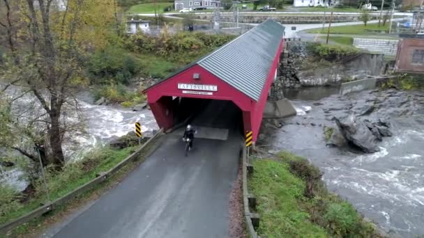 Taftsville Vermont 20181012 Letecké Drone Kolo Jezdí Pak Auto Řídí — Stock video