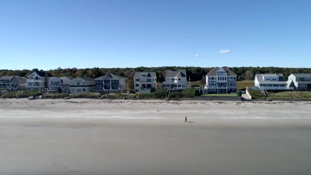 Exeter, New Hampshire - 20181016 - Aerial Drone - Pan Along Beach Looking at Beachfront Mansions and People Walking 4K . — стоковое видео