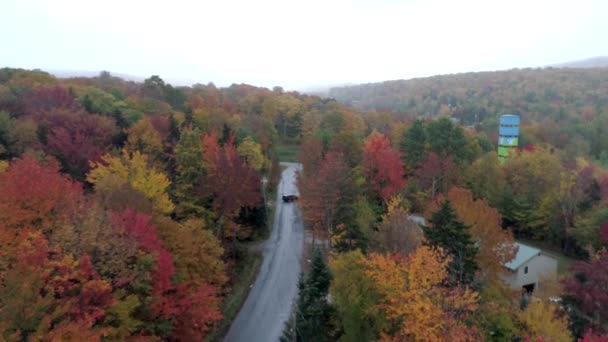 Эксетер, Вермонт - 20181008 - воздушные Дрон - летать над дерево проложенная дорога в осень в Вермонт. — стоковое видео