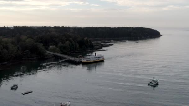 Ilha de Chebeague, Maine - 20181007 - Drone aéreo - Drone mostra Chegeague Island Ferry na doca . — Vídeo de Stock