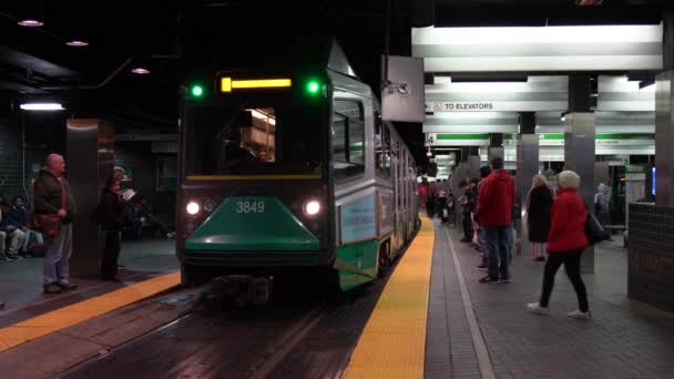 Boston, Massachusetts - 20181024 - Metro vlak dorazí a lidé vstoupit a opustit. — Stock video
