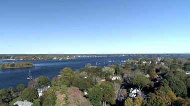 Exeter, New Hampshire - 20181016 - hava Drone - sinek üzerinde göl tekneler 4k doğru.