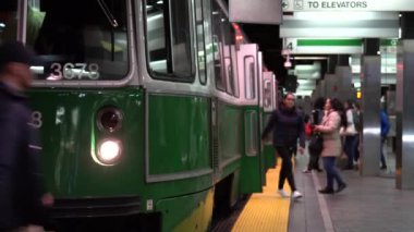 Boston, Massachusetts - 20181024 - Metro Tren geldiğinde insanlar girin ve bırakın ve yürüyüş parça.