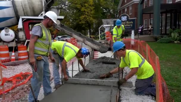 Middlebury, vermont - 20181010 - Bautrupp glättet Beton in neu gegossenem Zementbürgersteig. — Stockvideo
