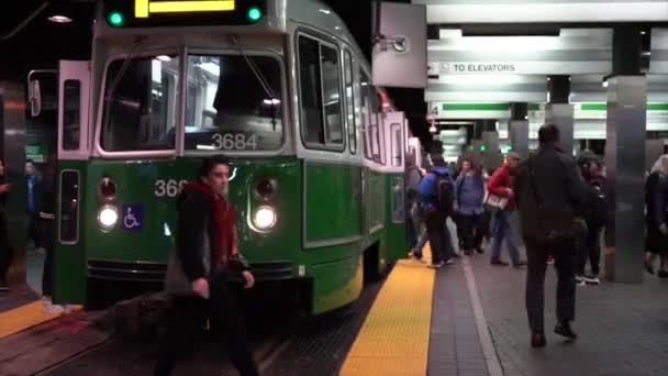 ボストン、マサチューセッツ - 20181024 - 時間の経過 - 地下鉄の電車到着の人々 入力し、を残してトラックを渡る. — ストック動画