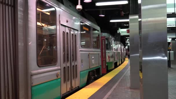 Boston, Massachusetts - 20181024 - Subway Train zavře dveře a pak listy stanice. — Stock video