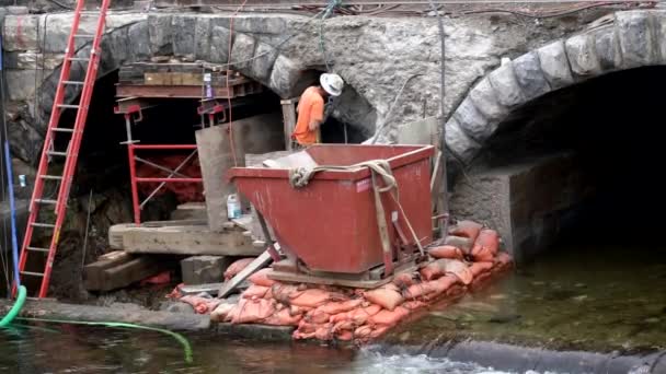 Middlebury, Vermont - 20181010 - bouw bemanning gebruik Jackhammer te snijden weg oude brug. — Stockvideo