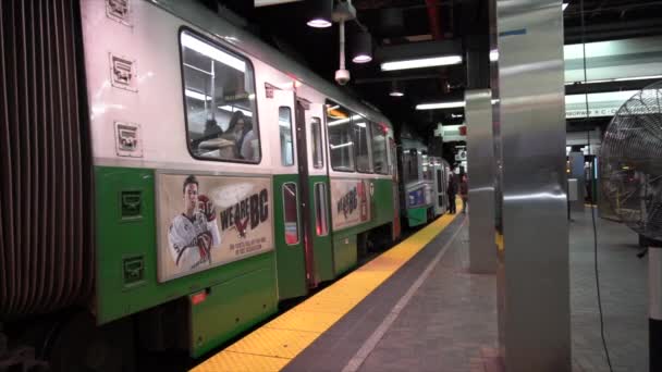 Boston, Massachusetts - 20181024 - Slow Motion - vlak metra dorazí a lidé odcházejí. — Stock video