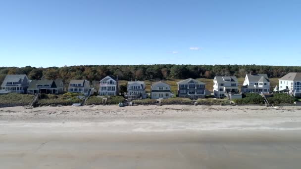 Exeter, New Hampshire - 20181016 - Drone aéreo - Pan High Along Beach Olhando para mansões à beira-mar 4K . — Vídeo de Stock