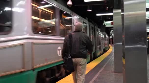 Boston Massachusetts 20181024 Metro Vlak Dorazí Lidé Odcházejí — Stock video