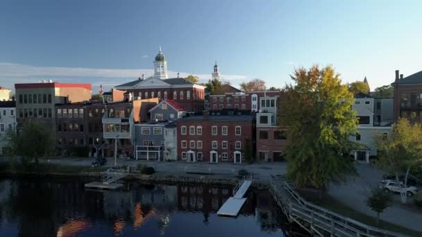 Exeter, New Hampshire - 20181014 - hava Drone - Town 4k doğru yansıtılmış göl üzerinde sinek. — Stok video