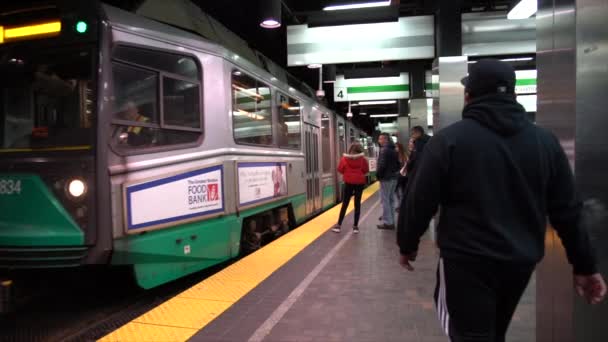 Boston, Massachusetts - 20181024 - Slow Motion - vlak metra dorazí a lidé vstupují. — Stock video