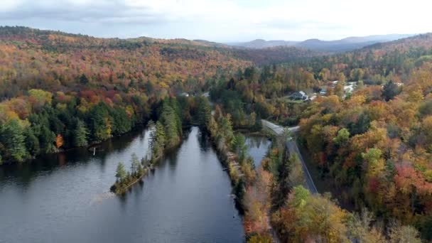 Chittenden, Vermont - 20181009 - Fly Over Lake naar kleine plaats (town) in de herfst in Vermont. — Stockvideo
