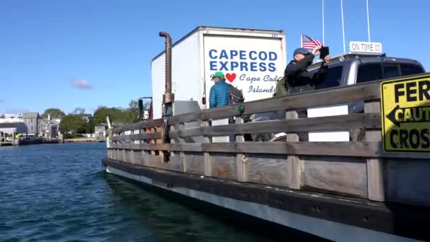 Marthas Vineyard, Massachusetts - 20181022 - kleine autoferry arriveert bladeren Chappaquiddick Island. — Stockvideo