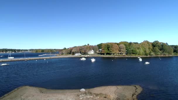 Exeter, new hampshire - 20181016 - Luftdrohne - fliegt über den See in Richtung Boote und nach Hause 4k. — Stockvideo