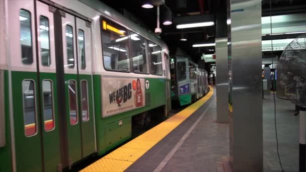 Boston, Massachusetts - 20181024 - Slow Motion - vlak metra opouští stanici. — Stock video
