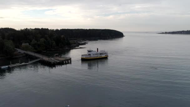Isla Chebeague, Maine - 20181007 - Drone Aerial - Drone muestra la isla de Chegeague saliendo del muelle . — Vídeos de Stock