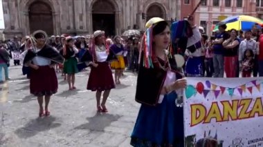 Cuenca, Ekvador - 20160206 - kadınlar geleneksel elbiseler geçit seyirci spreyler onları köpük ile dans.