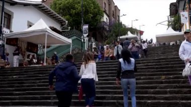 İnsanlar uzun süre açık merdivenlerden Şehir düzeyleri arasında yürürken ararken Cuenca, Ekvador - 20181003 - Cuenca bağımsızlık günü festivali Timelapse-.