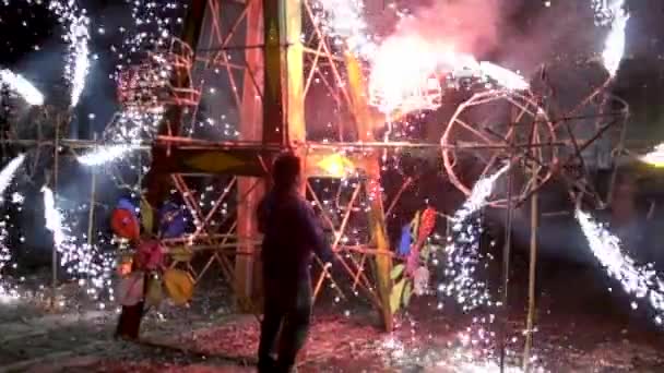 Cuenca, Ecuador - 20160203 - slowmotion - vuurwerk kasteel schiet wonderkaarsen terwijl Man volgende fase branden. — Stockvideo