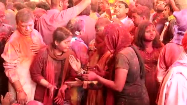 Barsana, India - 20180223 - Festival Holi - Penari Wanita Terkejut dengan Paint In Eyes But Keeps Dancing2 . — Stok Video