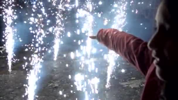 Cuenca, Ecuador - 20160203 - Slow Motion - Dos personas sostienen sus manos en los fuegos artificiales que salen de las velas romanas . — Vídeos de Stock