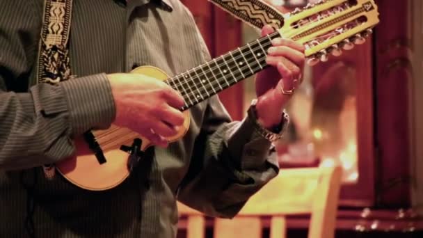 Cuenca, Ekvádor - 20161116 - detailní člověka prokazující zvládnutí Charango. — Stock video