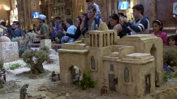 Orang berbaris untuk melihat Largest Nativity Scene di Amerika Selatan memiliki 1400 karakter termasuk 400 animasi lebih dari 3000 meter persegi . — Stok Video