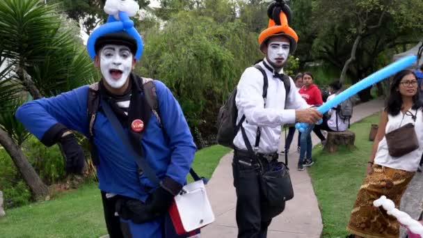 Cuenca, Ecuador - 20181003 - Cuenca Independence Day Festival  -  Outdoor Mime Performs. — Stock Video