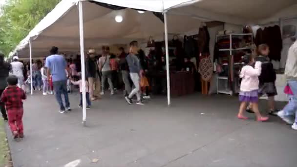 Cuenca, Équateur - 20181003 - Festival de la fête de l'indépendance de Cuenca Timelapse - Fast Pan à travers la rangée extérieure de tentes de fournisseurs remplies de clients . — Video