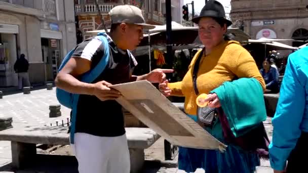 Cuenca, Ekvador - 20180920 - sokak satıcısı için yerli Woman2 Chontacuro satmaya çalıştığı. — Stok video