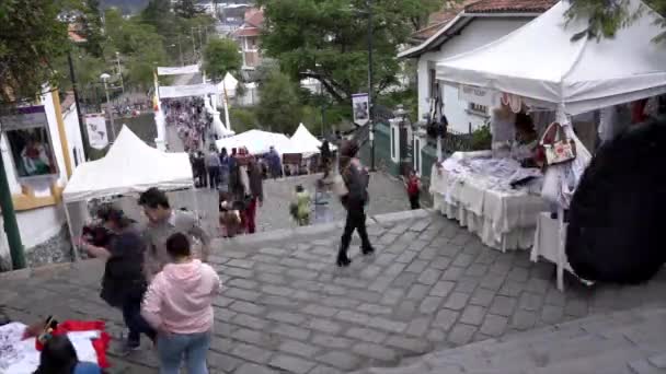 Cuenca, Ekwador - 20181003 - Cuenca Dzień Niepodległości Festiwal Timelapse - patrząc w dół, jak ludzie chodzą długo odkryty schody między poziomami miasta. — Wideo stockowe