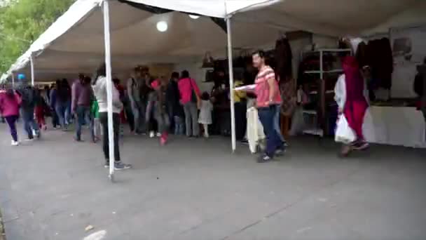 Cuenca, Ekwador - 20181003 - Dzień Niepodległości Cuenca Festiwal Timelapse - Pan na zewnątrz rząd namiotów dostawcy wypełnione klientów. — Wideo stockowe