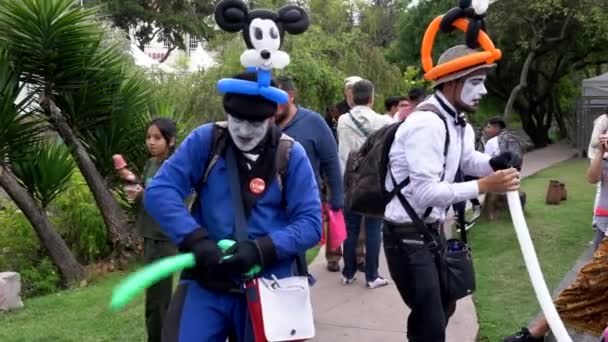 Cuenca, Ecuador - 20181003 - Cuenca Independence Day Festival - ballon Clown artiest maakt dinosaurus. — Stockvideo